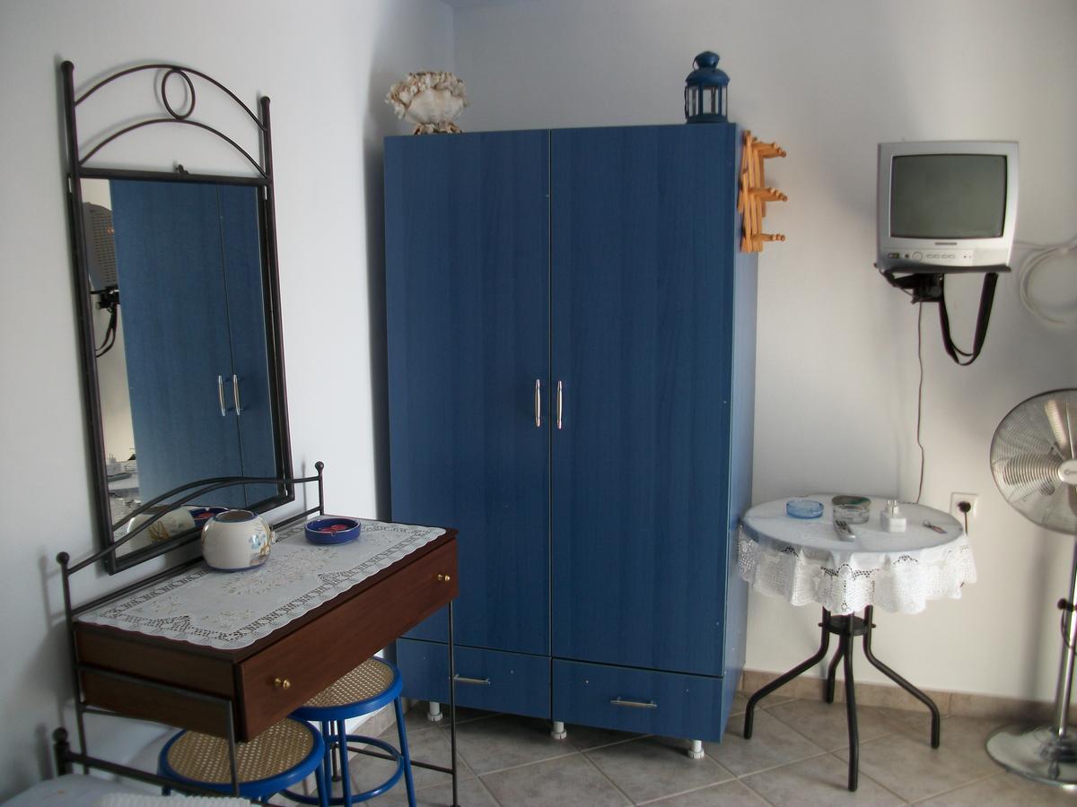 Floras Rooms And Studios Anafi Exterior foto